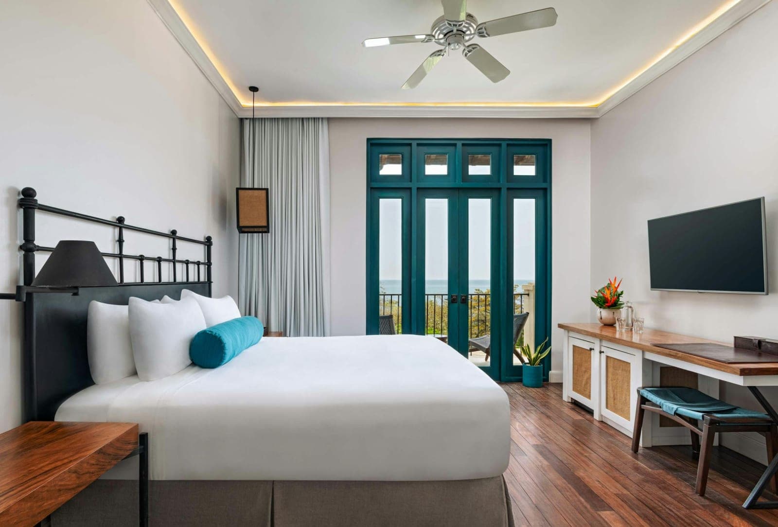 Santarena Hotel at Las Catalinas town 3