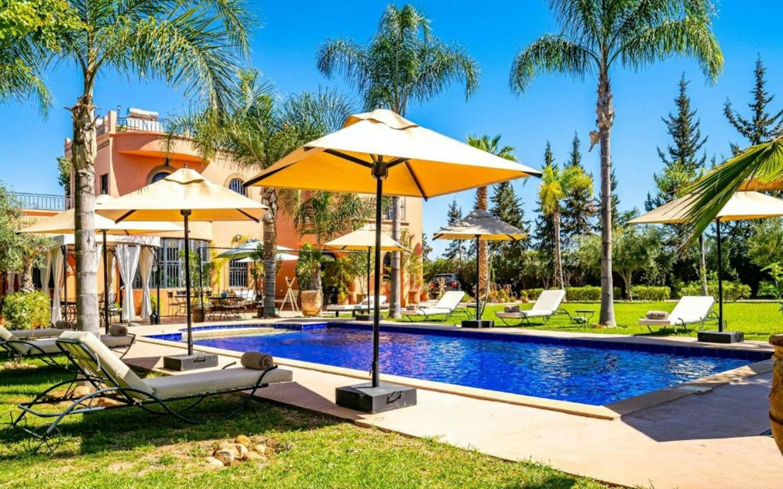 Private haven with breakfast, heated pool, gym and spa
