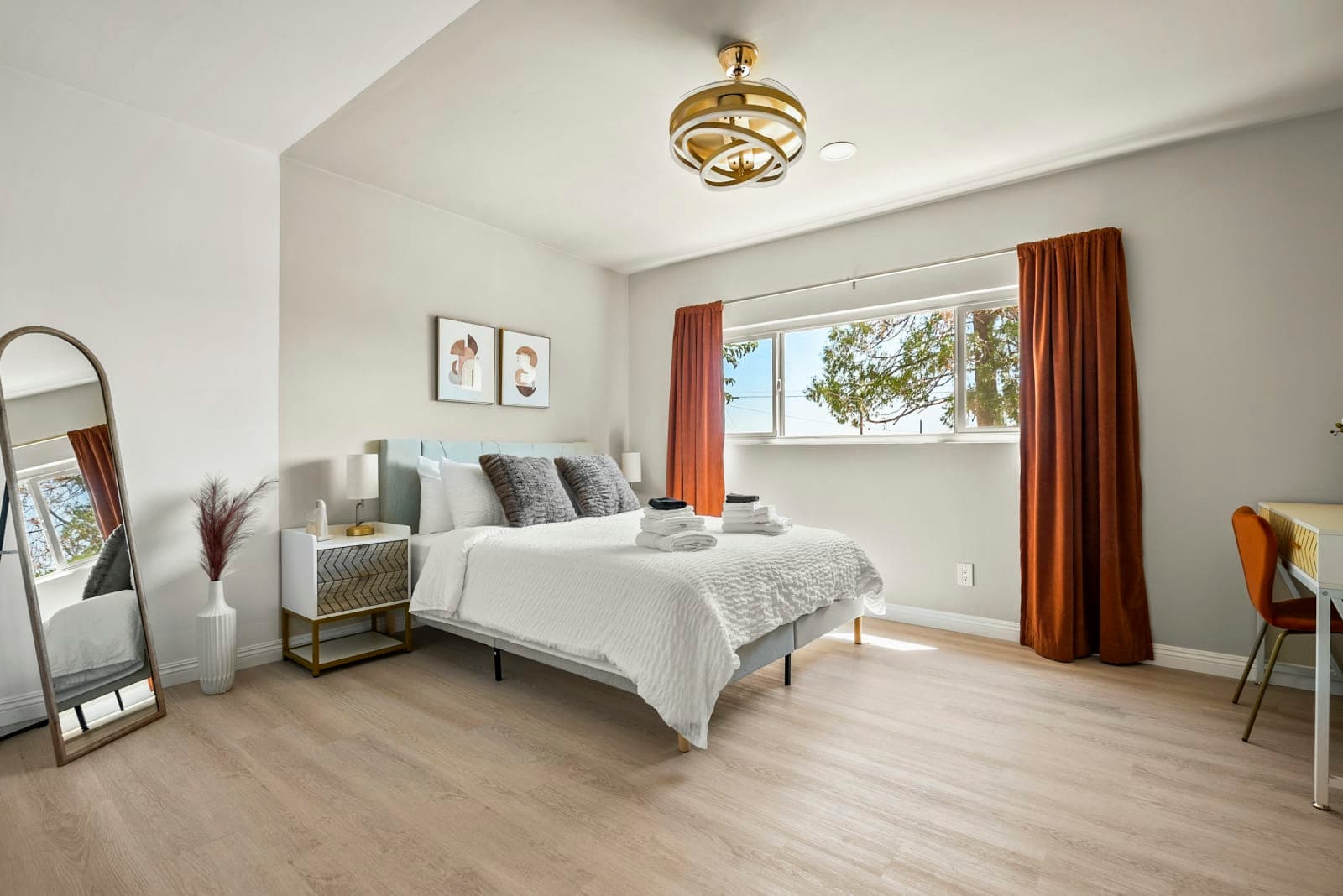 Retreat in Style: Elegant 6-Bedroom Haven-Premium Amenites 4
