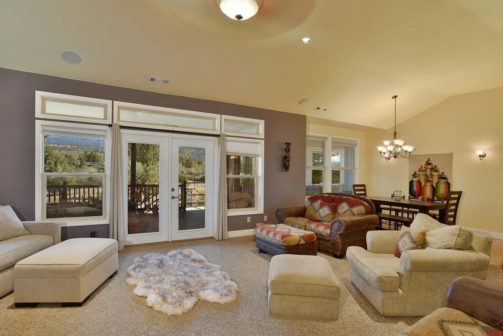 Retreat House with Sweeping Views at the Base ofMount Shasta