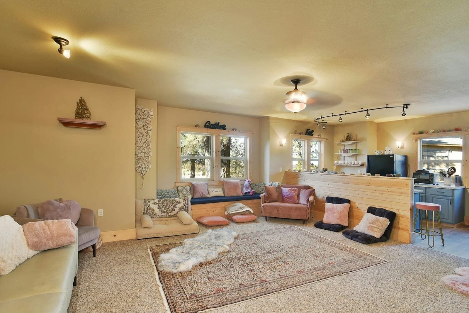 Retreat House with Sweeping Views at the Base ofMount Shasta 4