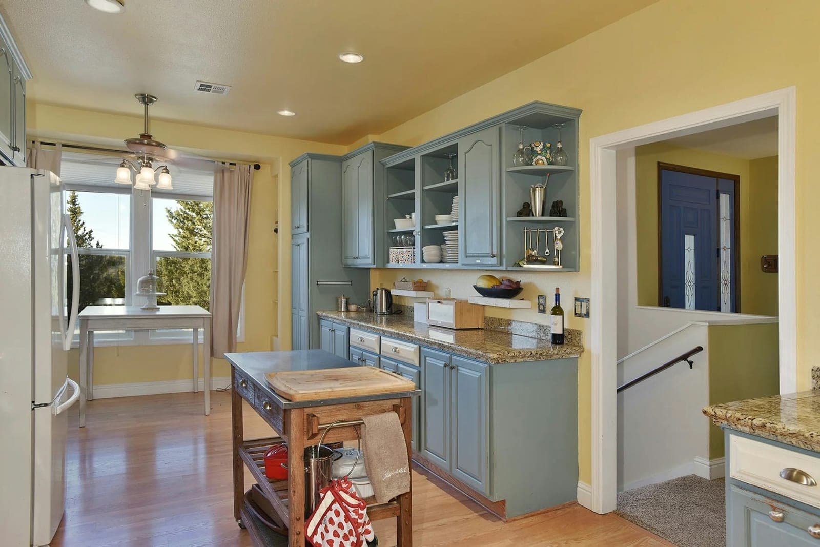 Retreat House with Sweeping Views at the Base ofMount Shasta 3